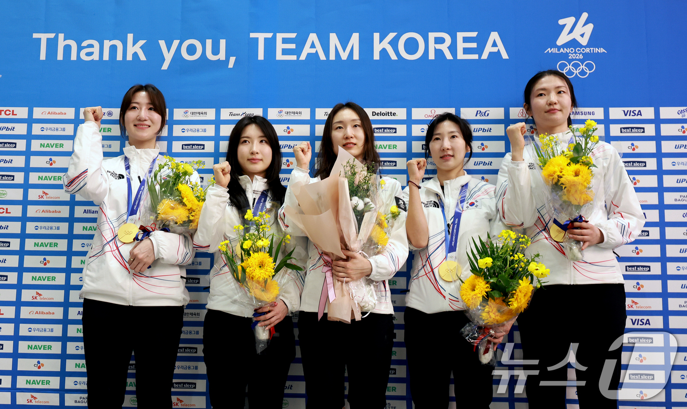 (인천공항=뉴스1) 이호윤 기자 = 쇼트트랙 여자 3,000m 계주 금메달리스트인 노도희(왼쪽부터), 김길리, 최민정, 이소연, 심석희가 24일 인천국제공항 제2여객터미널에서 20 …
