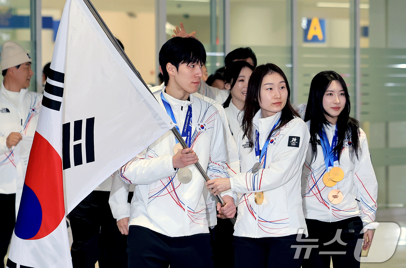 (인천공항=뉴스1) 이호윤 기자 = 쇼트트랙 최민정, 황대헌, 김길리 등 대한민국 국가대표팀이 2026 밀라노·코르티나담페초 동계올림픽을 마치고 24일 인천국제공항을 통해 귀국해 …