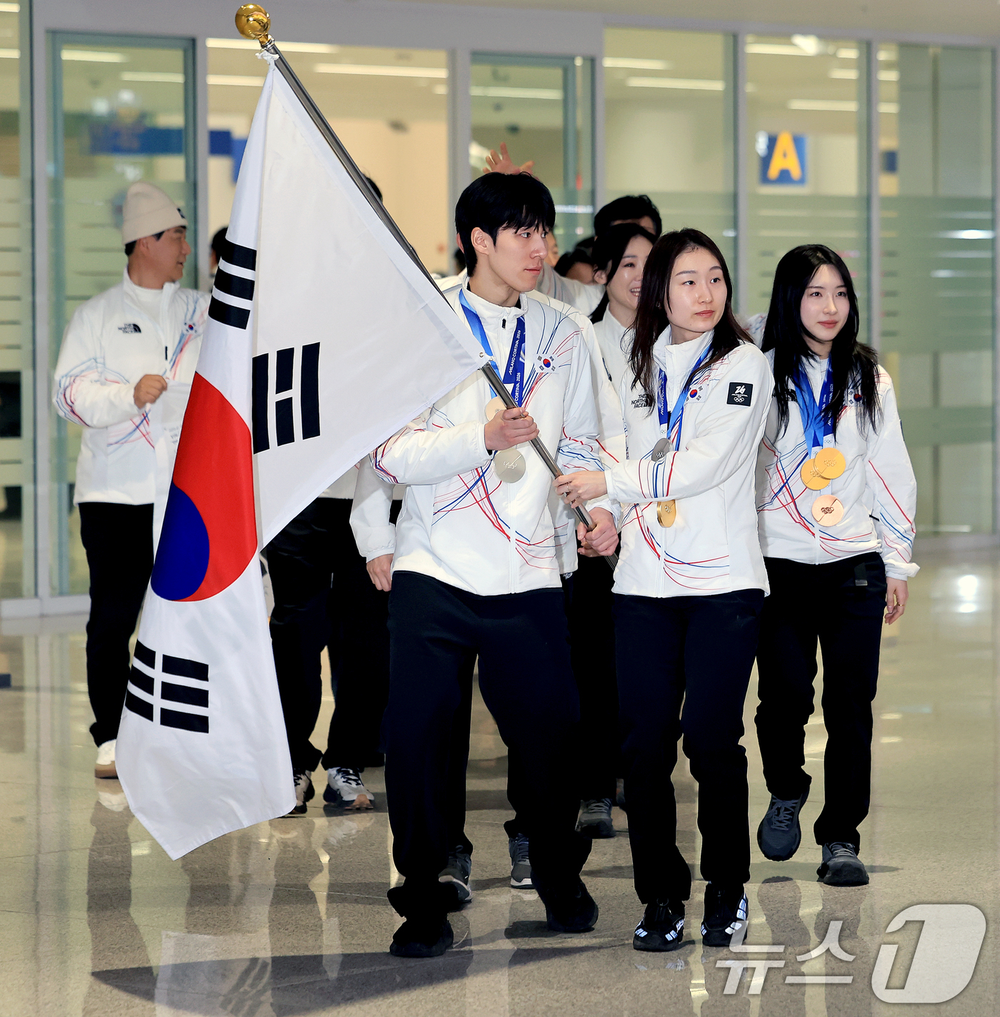 (인천공항=뉴스1) 이호윤 기자 = 쇼트트랙 최민정, 황대헌, 김길리 등 대한민국 국가대표팀이 2026 밀라노·코르티나담페초 동계올림픽을 마치고 24일 인천국제공항을 통해 귀국해 …