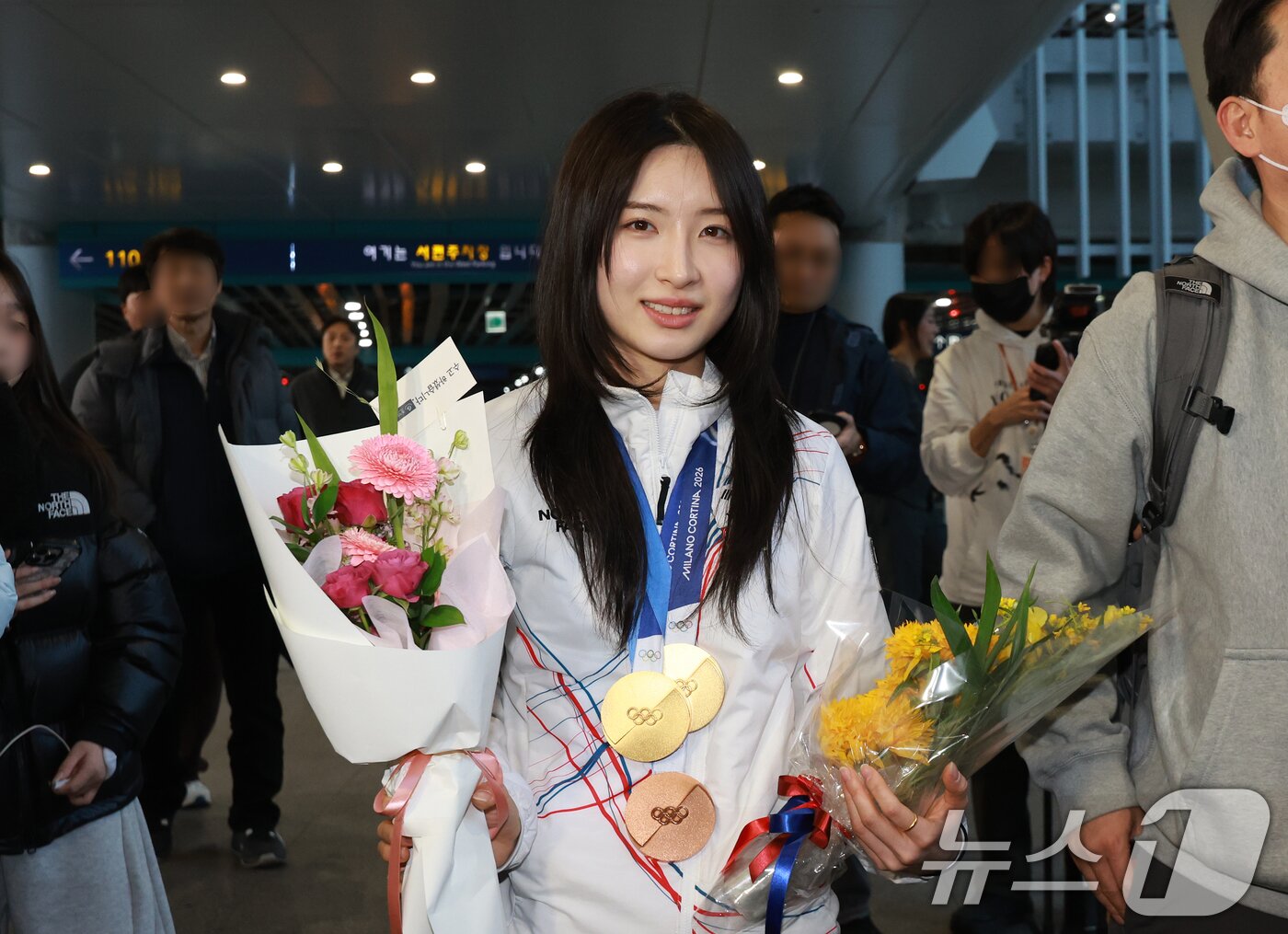 본문 이미지 - 쇼트트랙 여자 1500m, 여자 3000m 계주 금메달로 2관왕을 차지한 김길리가 24일 인천국제공항을 통해 귀국하고 있다. 2026.2.24 ⓒ 뉴스1 이호윤 기자