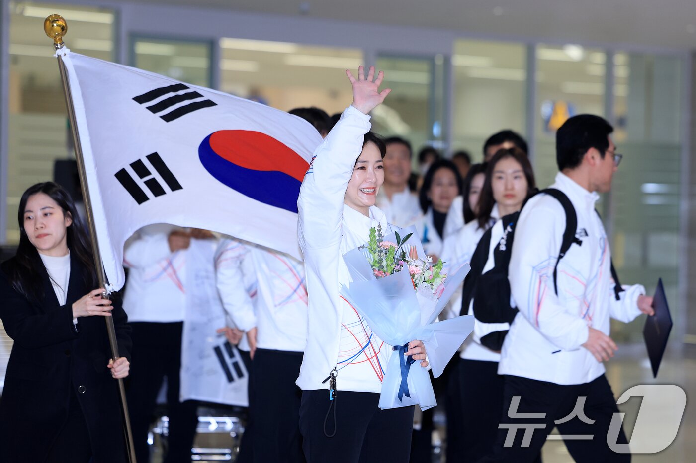 본문 이미지 - 이수경 2026 밀라노-코르티나담페초 동계올림픽 대한민국 선수단장이 24일 인천국제공항 제2여객터미널을 통해 국가대표 선수단과 귀국하고 있다. 대한민국은 2026 밀라노·코르티나담페초 동계올림픽에서 총 10개의 메달(금 3, 은 4, 동 3)과 종합순위 13위를 기록했다 2026.2.24 ⓒ 뉴스1 이호윤 기자