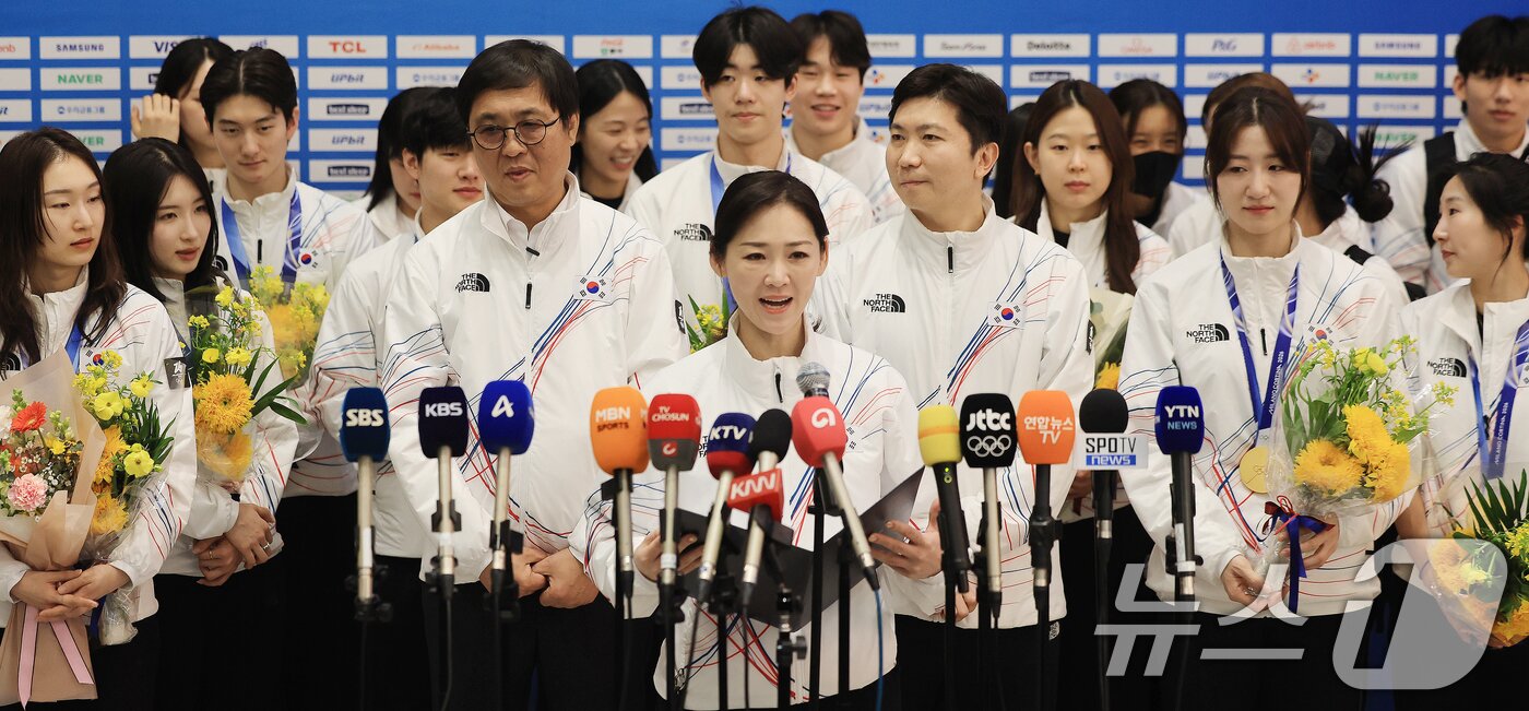 본문 이미지 - 이수경 2026 밀라노-코르티나담페초 동계올림픽 대한민국 선수단장이 24일 인천국제공항 제2여객터미널에서 귀국 뒤 이번 올림픽 성적를 발표하고 있다. 2026.2.24 ⓒ 뉴스1 이호윤 기자