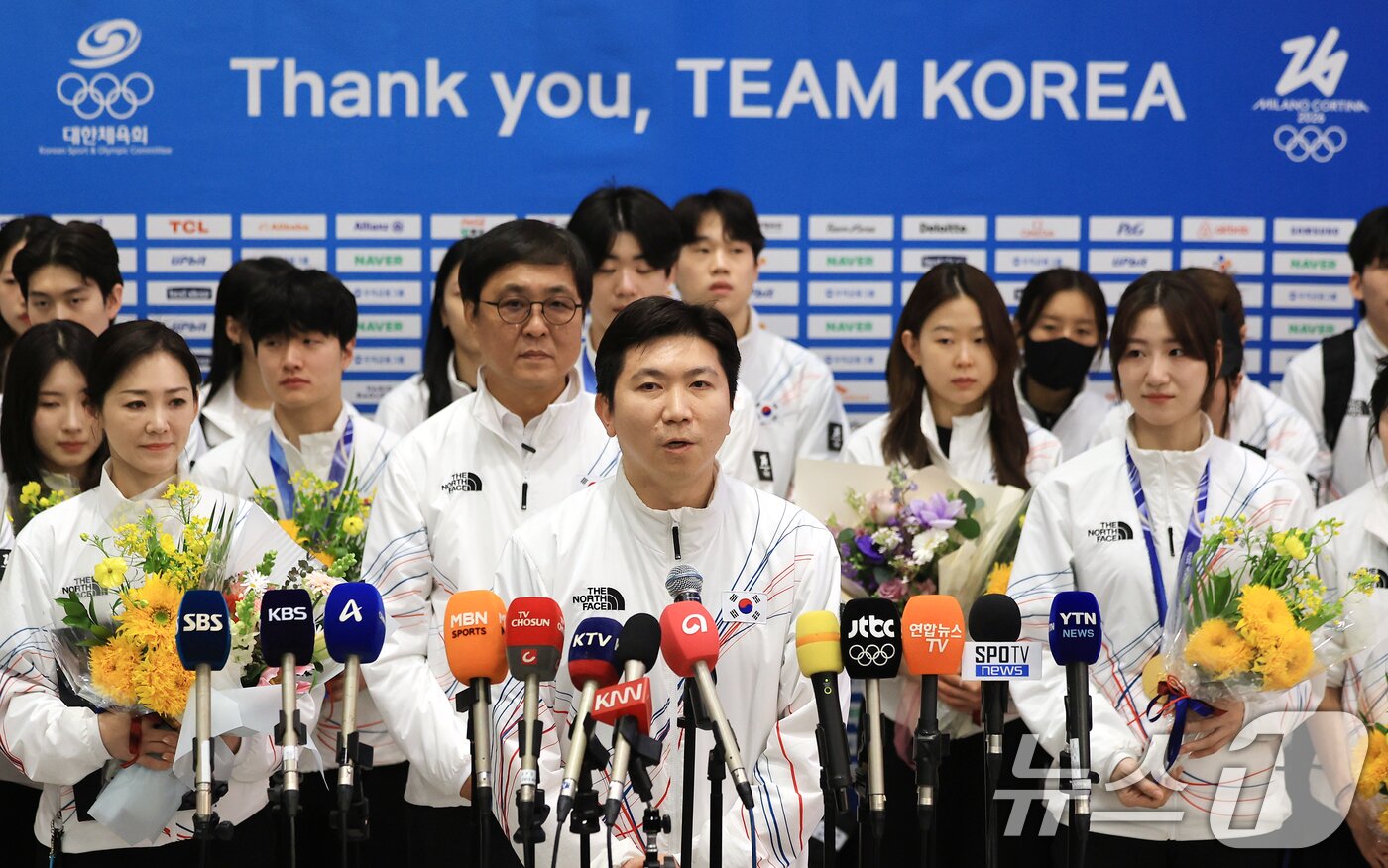 본문 이미지 - 유승민 대한체육회 회장이 24일 인천국제공항 제2여객터미널에서 귀국한 2026 밀라노-코르티나담페초 동계올림픽 대한민국 선수단을 격려하며 발언하고 있다. 2026.2.24 ⓒ 뉴스1 이호윤 기자