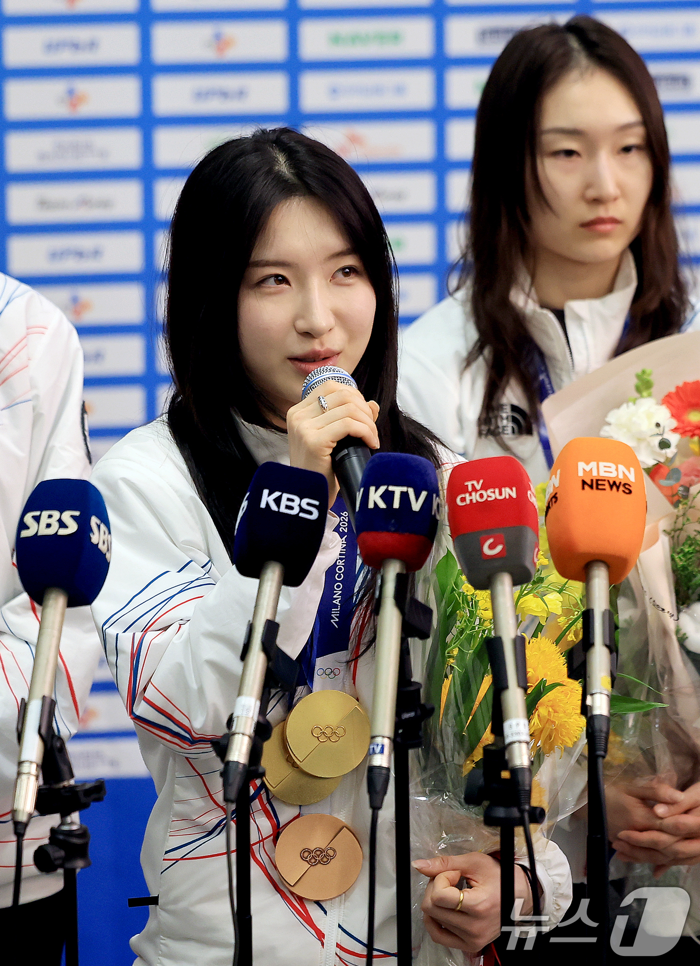 (인천공항=뉴스1) 이호윤 기자 = 쇼트트랙 여자 1500m, 여자 3000m 계주 금메달로 2관왕을 차지한 김길리가 24일 인천국제공항을 통해 귀국해 취재진에 질문에 답변하고 있 …