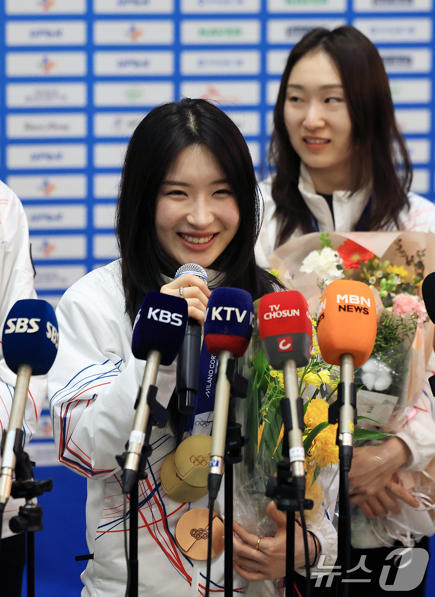 (인천공항=뉴스1) 이호윤 기자 = 쇼트트랙 여자 1500m, 여자 3000m 계주 금메달로 2관왕을 차지한 김길리가 24일 인천국제공항을 통해 귀국해 취재진에 질문에 답변하고 있 …