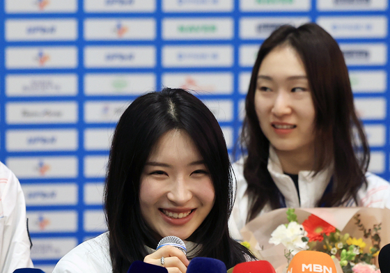 미소 띄며 취재진 질문에 답변하는 김길리