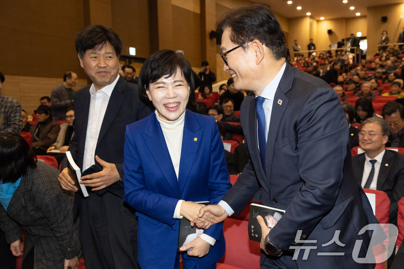 (서울=뉴스1) 이승배 기자 = 전현희 더불어민주당 의원이 24일 서울 여의도 국회 의원회관에서 열린 자신의 저서 '우아한 칼' 출판기념회에서 송영길 전 대표와 김용 전 민주연구원 …