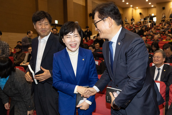 송영길 전 대표, 김용 전 민주연구원 부원장과 인사 나누는 전현희 의원