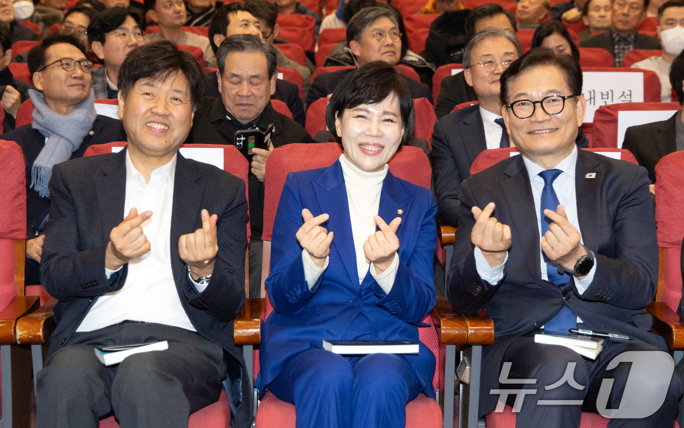 (서울=뉴스1) 이승배 기자 = 전현희 더불어민주당 의원이 24일 서울 여의도 국회 의원회관에서 열린 자신의 저서 '우아한 칼' 출판기념회에서 김용 전 민주연구원 부원장, 송영길 …