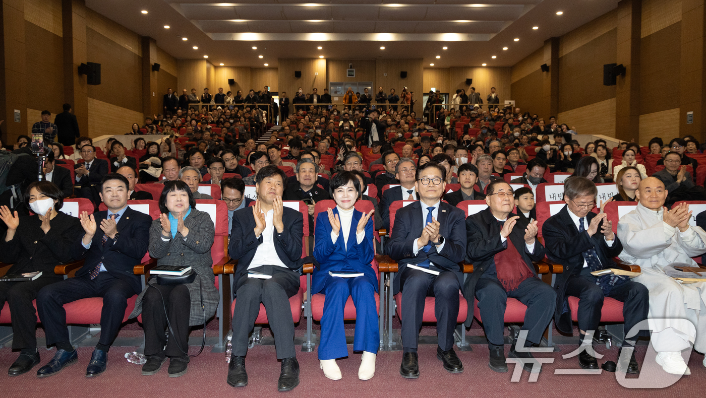 (서울=뉴스1) 이승배 기자 = 전현희 더불어민주당 의원이 24일 서울 여의도 국회 의원회관에서 열린 자신의 저서 '우아한 칼' 출판기념회에서 박수치고 있다. 2026.2.24/뉴 …