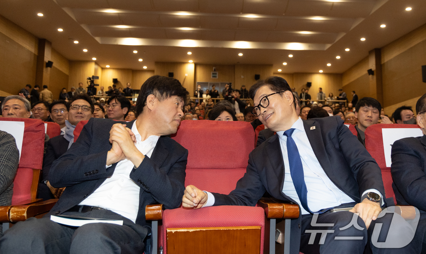 (서울=뉴스1) 이승배 기자 = 24일 서울 여의도 국회 의원회관에서 열린 전현희 더불어민주당 의원의 '우아한 칼' 출판기념회에서 김용 전 민주연구원 부원장과 송영길 전 대표가 대 …