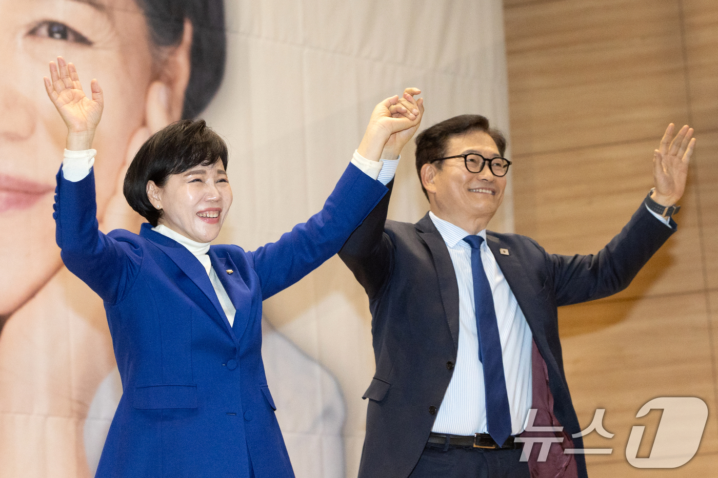 (서울=뉴스1) 이승배 기자 = 전현희 더불어민주당 의원이 24일 서울 여의도 국회 의원회관에서 열린 자신의 저서 '우아한 칼' 출판기념회에서 송영길 전 대표와 손을 들어보이고 있 …