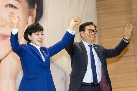 송영길 전 대표 손 잡고 인사하는 전현희 의원