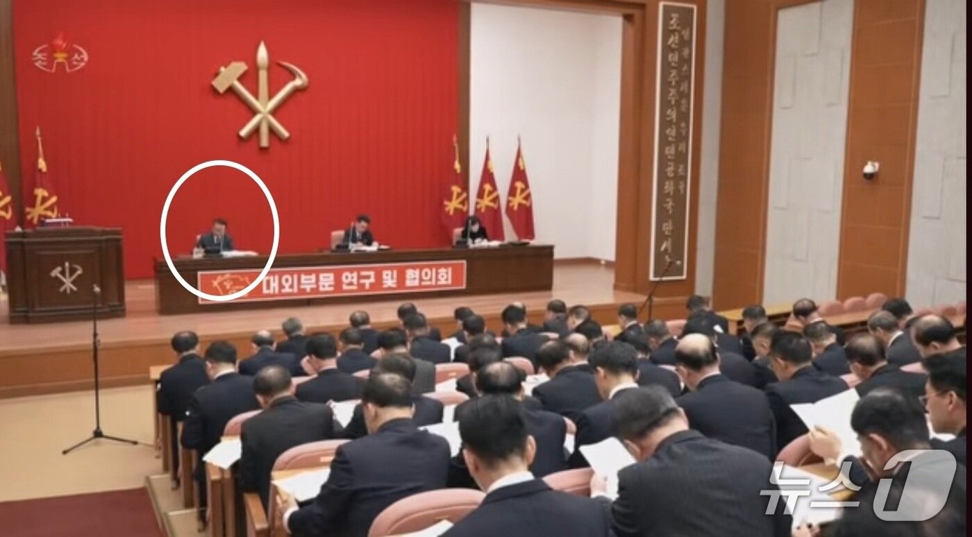 본문 이미지 - 북한의 제9차 노동당 대회 5일차 회의날에 진행된 '대외부문 연구 및 협의회' 모습. 화면 기준으로 왼쪽부터 장금철 전 통일전선부장(추정), 김성남 당 국제비서 겸 국제부장, 최선희 외무상이 앉아있다. (조선중앙tv 화면 갈무리)