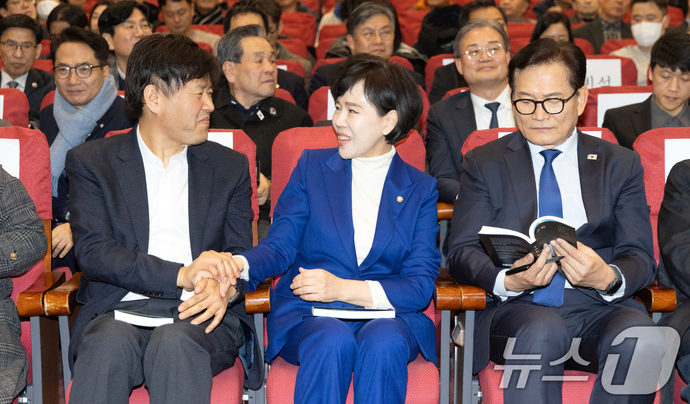 (서울=뉴스1) 이승배 기자 = 전현희 더불어민주당 의원이 24일 서울 여의도 국회 의원회관에서 열린 자신의 저서 '우아한 칼' 출판기념회에서 김용 전 민주연구원 부원장과 대화하고 …