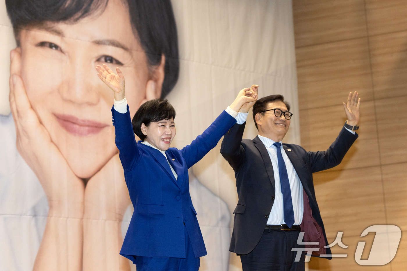 (서울=뉴스1) 이승배 기자 = 전현희 더불어민주당 의원이 24일 서울 여의도 국회 의원회관에서 열린 자신의 저서 '우아한 칼' 출판기념회에서 송영길 전 대표와 손을 잡고 인사하고 …