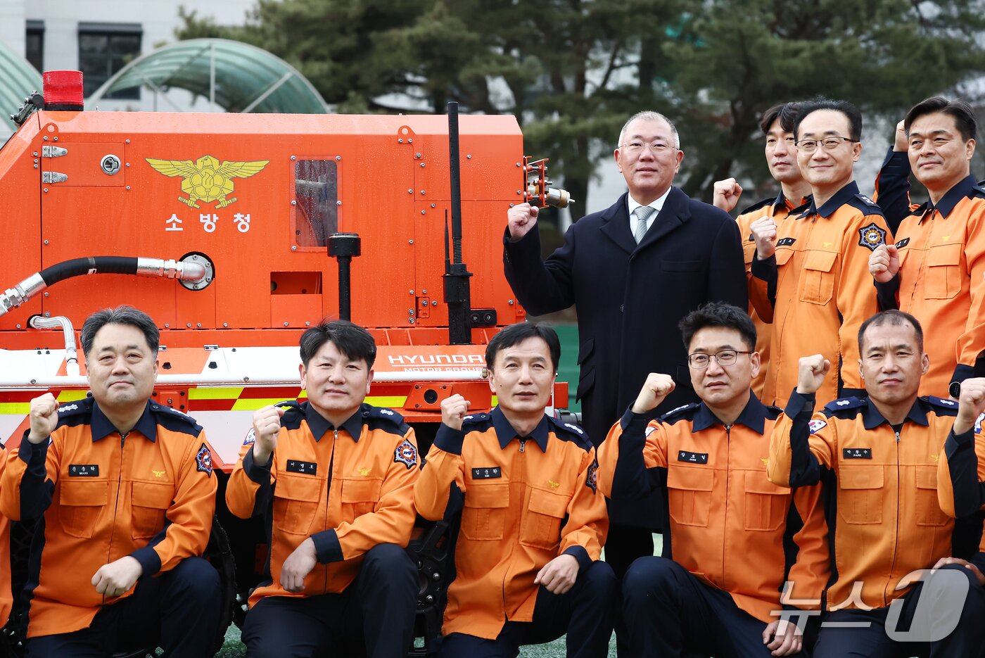 본문 이미지 - 정의선 현대자동차그룹 회장이 24일 경기 남양주시 수도권119특수구조대에서 열린 현대자동차그룹·소방청 무인소방로봇 기증식을 마치고 소방대원들과 기념촬영을 하고 있다. 2026.2.24 ⓒ 뉴스1 김민지 기자 