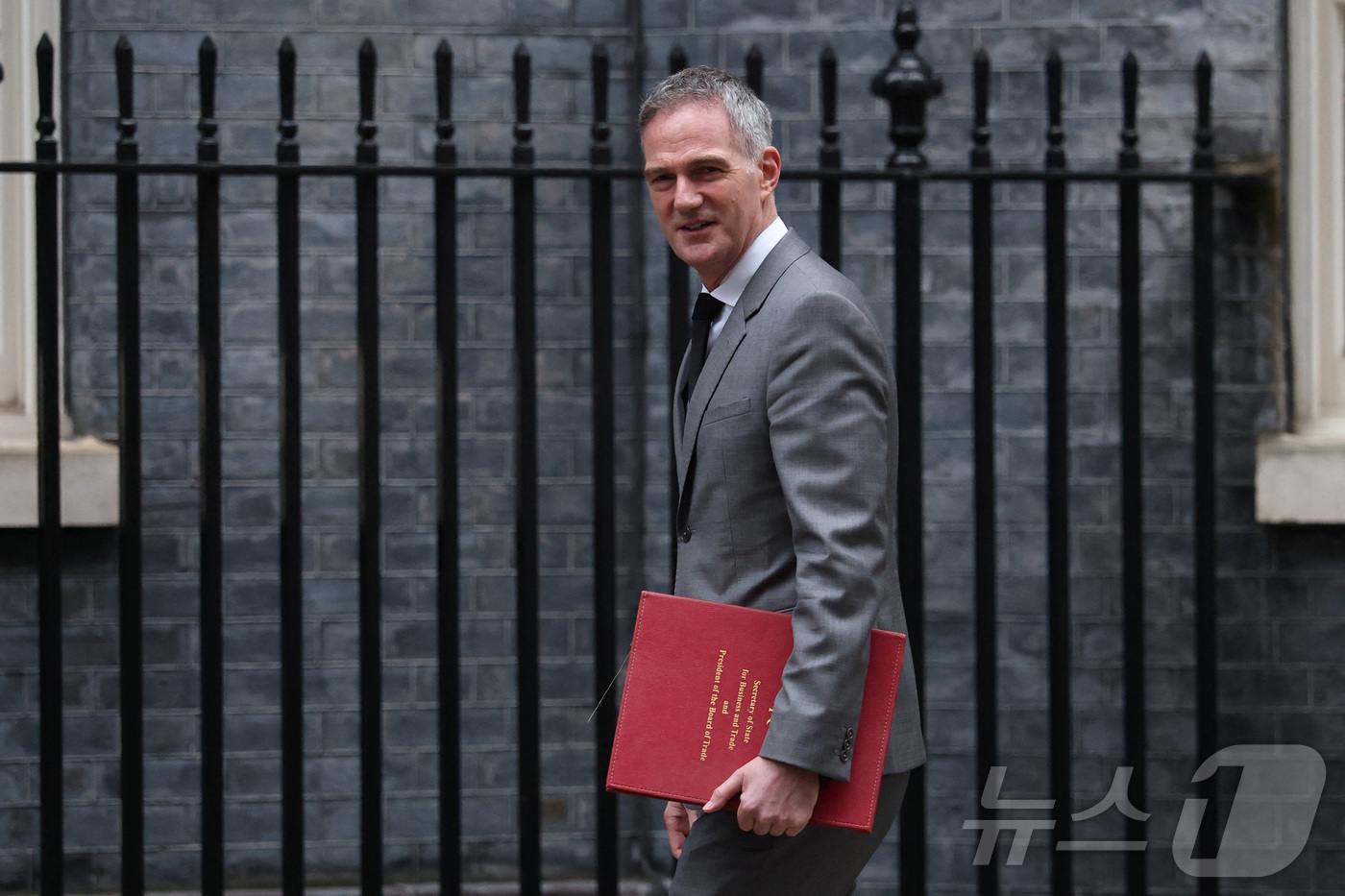(런던 로이터=뉴스1) 양은하 기자 = 10일(현지시간) 영국 런던에서 내각 회의가 열린 날 피터 카일 영국 산업통상장관이  다우닝가를 걸어가고 있다. 2026. 02. 10.ⓒ …