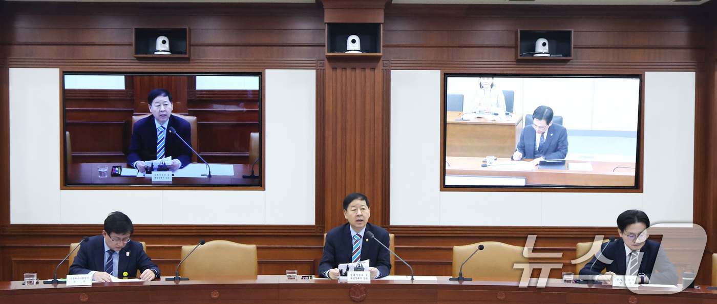 (서울=뉴스1) 임세영 기자 = 구윤철 경제부총리 겸 재정경제부 장관이 25일 서울 종로구 정부서울청사에서 열린 경제관계장관회의 겸 산업경쟁력강화 관계장관회의에서 모두발언을 하고 …