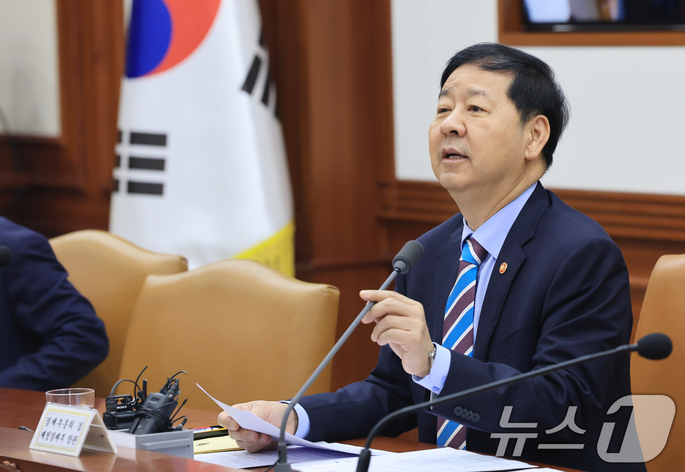 (서울=뉴스1) 임세영 기자 = 구윤철 경제부총리 겸 재정경제부 장관이 25일 서울 종로구 정부서울청사에서 열린 경제관계장관회의 겸 산업경쟁력강화 관계장관회의에서 모두발언을 하고 …