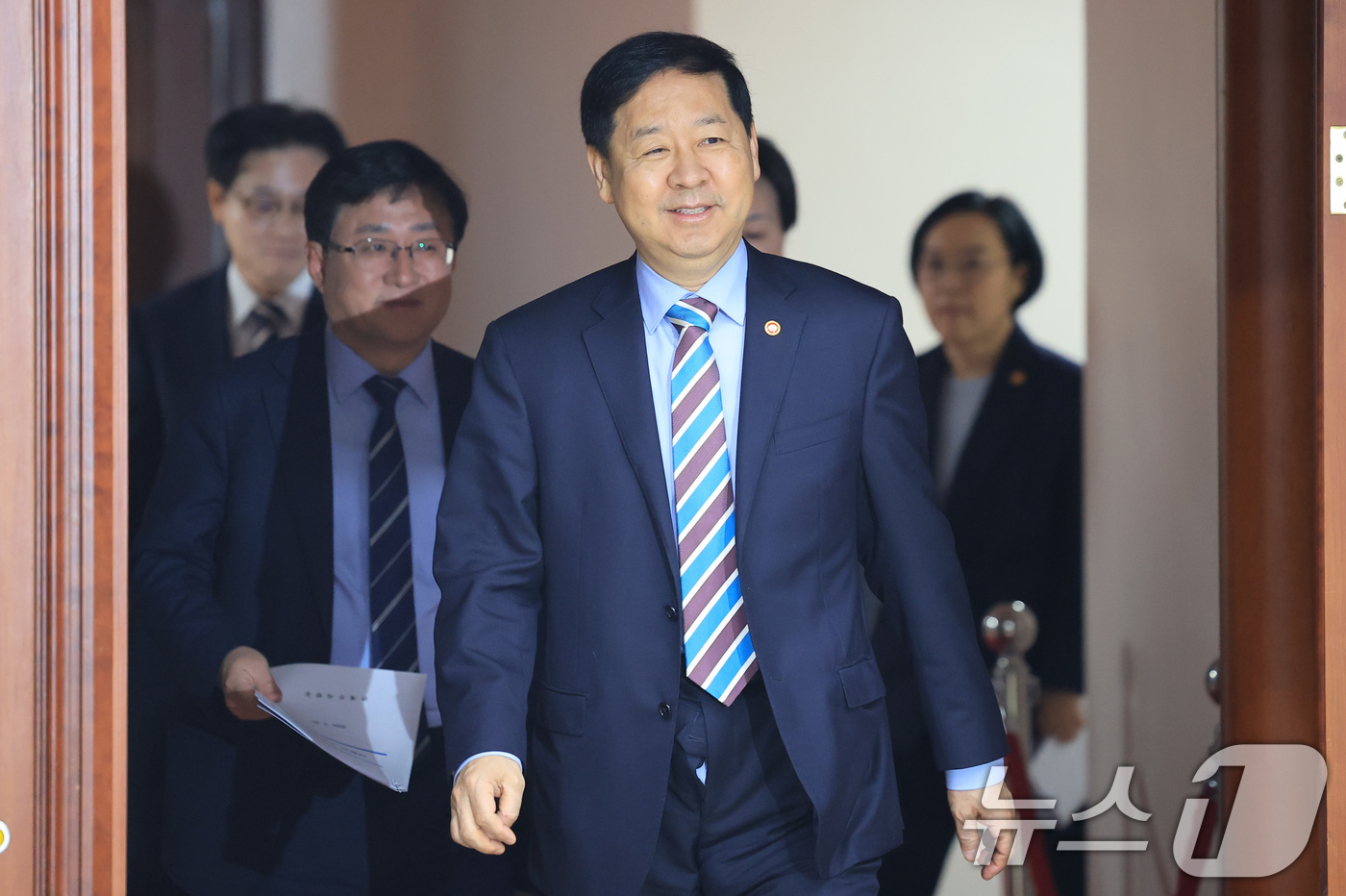 (서울=뉴스1) 임세영 기자 = 구윤철 경제부총리 겸 재정경제부 장관이 25일 서울 종로구 정부서울청사에서 열린 경제관계장관회의 겸 산업경쟁력강화 관계장관회의에 참석하고 있다. 2 …