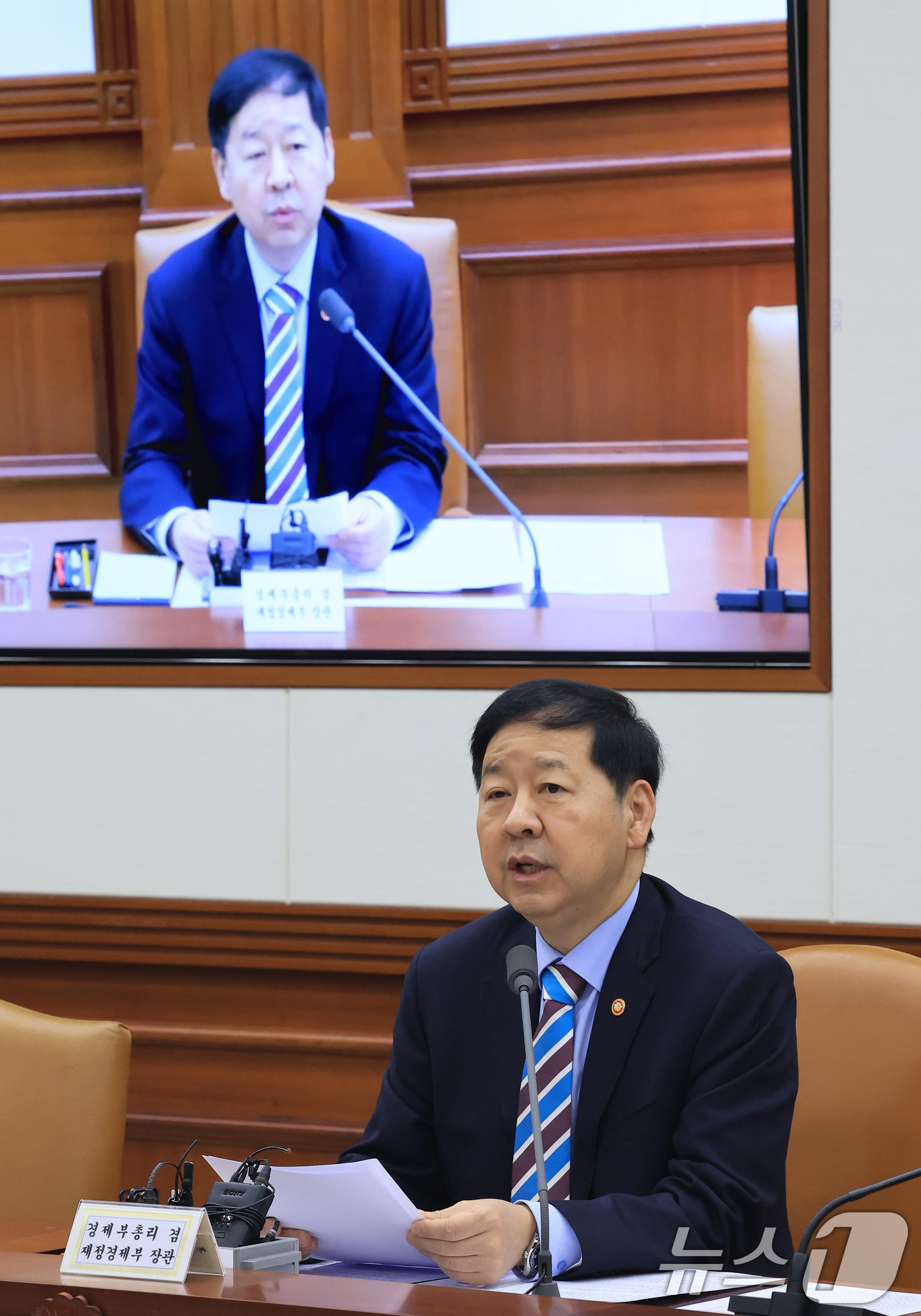 (서울=뉴스1) 임세영 기자 = 구윤철 경제부총리 겸 재정경제부 장관이 25일 서울 종로구 정부서울청사에서 열린 경제관계장관회의 겸 산업경쟁력강화 관계장관회의에서 모두발언을 하고 …