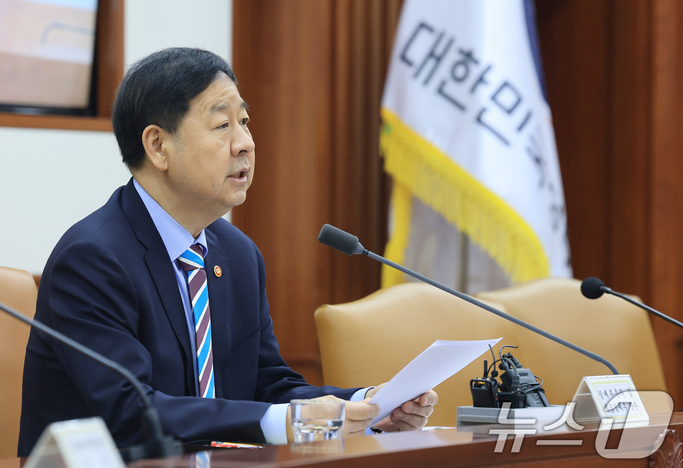 (서울=뉴스1) 임세영 기자 = 구윤철 경제부총리 겸 재정경제부 장관이 25일 서울 종로구 정부서울청사에서 열린 경제관계장관회의 겸 산업경쟁력강화 관계장관회의에서 모두발언을 하고 …