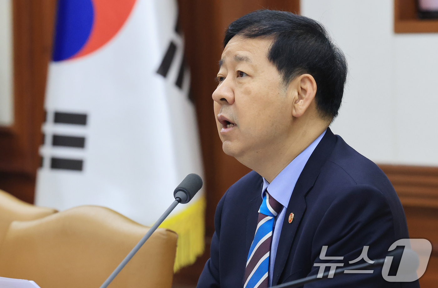 (서울=뉴스1) 임세영 기자 = 구윤철 경제부총리 겸 재정경제부 장관이 25일 서울 종로구 정부서울청사에서 열린 경제관계장관회의 겸 산업경쟁력강화 관계장관회의에서 모두발언을 하고 …