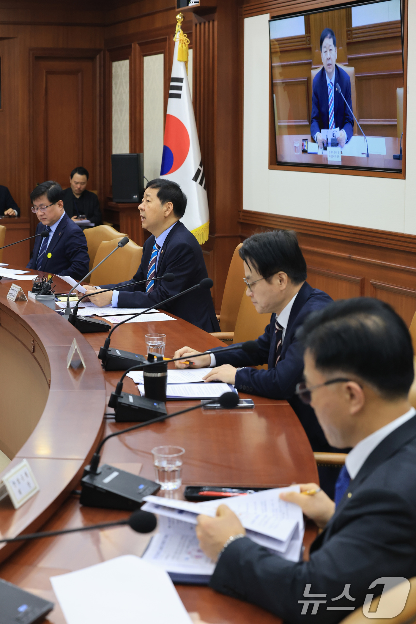 (서울=뉴스1) 임세영 기자 = 구윤철 경제부총리 겸 재정경제부 장관이 25일 서울 종로구 정부서울청사에서 열린 경제관계장관회의 겸 산업경쟁력강화 관계장관회의에서 모두발언을 하고 …