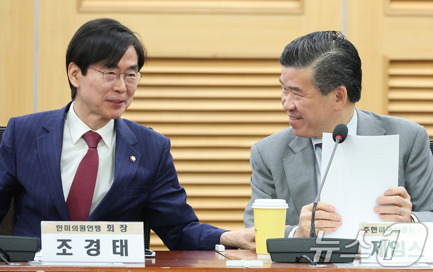 (서울=뉴스1) 신웅수 기자 = 한미의원연맹 회장인 조경태 국민의힘 의원과 제임스 김 주한미국상공회의소(암참) 회장이 25일 서울 여의도 국회 의원회관에서 열린 주한미상공회의소 초 …