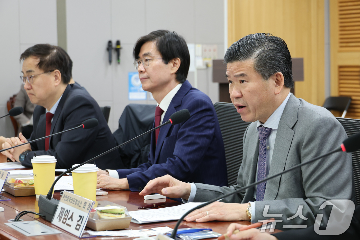 (서울=뉴스1) 신웅수 기자 = 제임스 김 주한미국상공회의소(암참) 회장이 25일 서울 여의도 국회 의원회관에서 한미의원연맹 주최로 열린 주한미상공회의소 초청 간담회에서 인사말을 …