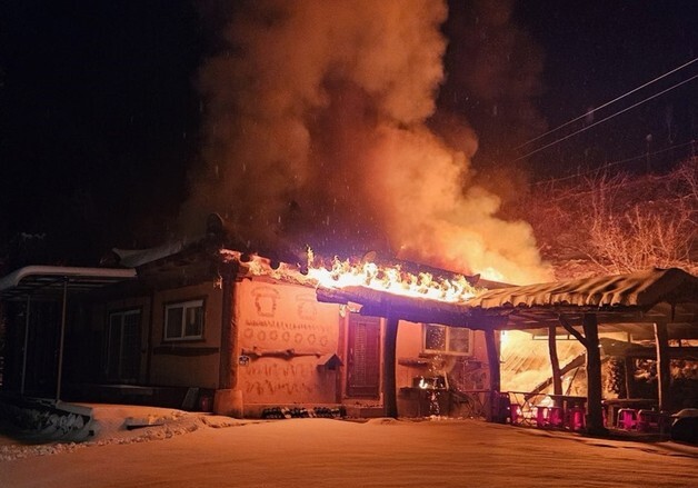 경북 김천 민박집서 불…인명피해 없이 5시간 만에 진화