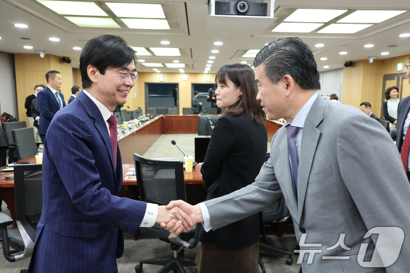 (서울=뉴스1) 신웅수 기자 = 한미의원연맹 회장인 조경태 국민의힘 의원과 제임스 김 주한미국상공회의소(암참) 회장이 25일 서울 여의도 국회 의원회관에서 열린 주한미상공회의소 초 …