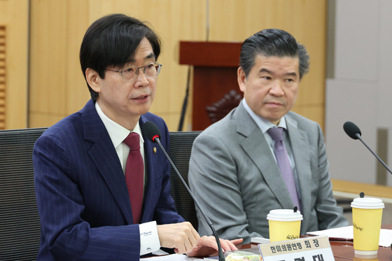 인사말하는 조경태 회장