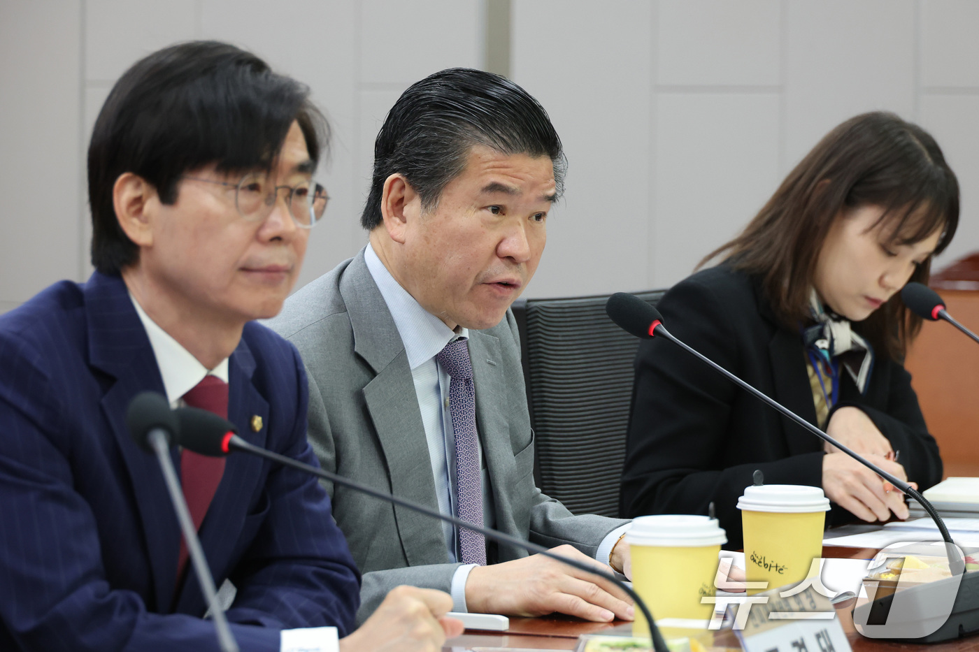 (서울=뉴스1) 신웅수 기자 = 제임스 김 주한미국상공회의소(암참) 회장이 25일 서울 여의도 국회 의원회관에서 한미의원연맹 주최로 열린 주한미상공회의소 초청 간담회에서 인사말을 …