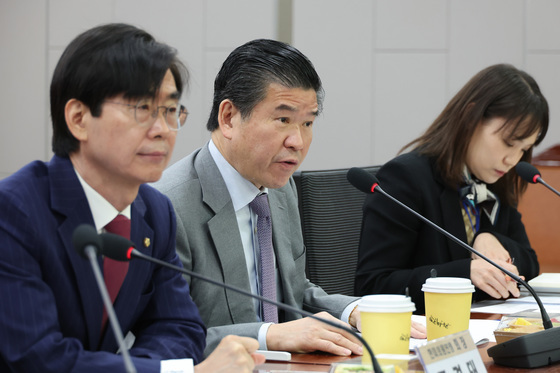 간담회 인사말하는 제임스 김