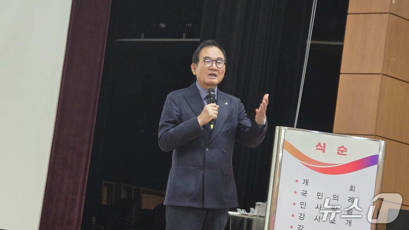 본문 이미지 - 지난 24일 서산문화회관 대공연장에서 열린 ‘제93회 서산아카데미’에서 특별강연을 하고 있는 윤은기 한국협업발전포럼 회장 (서산시 제공. 재판매 및 DB금지)2026.2.25/뉴스1