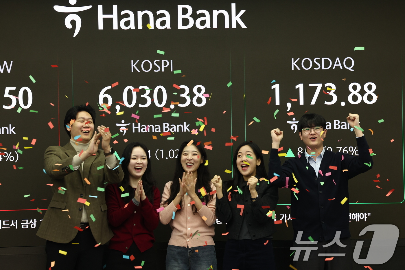 (서울=뉴스1) 최지환 기자 = 코스피 지수가 장 시작과 함께 6000포인트를 돌파한 25일 오전 서울 중구 하나은행 본점 딜링룸 전광판에 증시 시황이 표시되어 있다. 직원들이 6 …