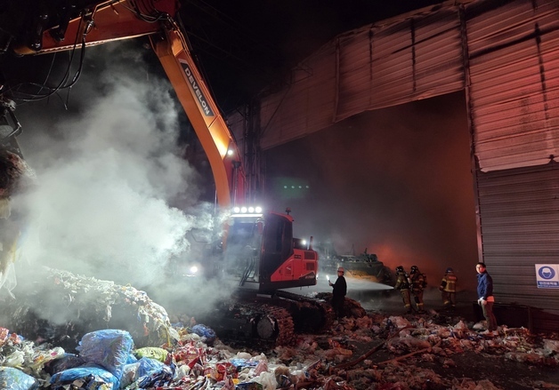 청주 자원순환시설 화재…2억4500만원 피해(종합)