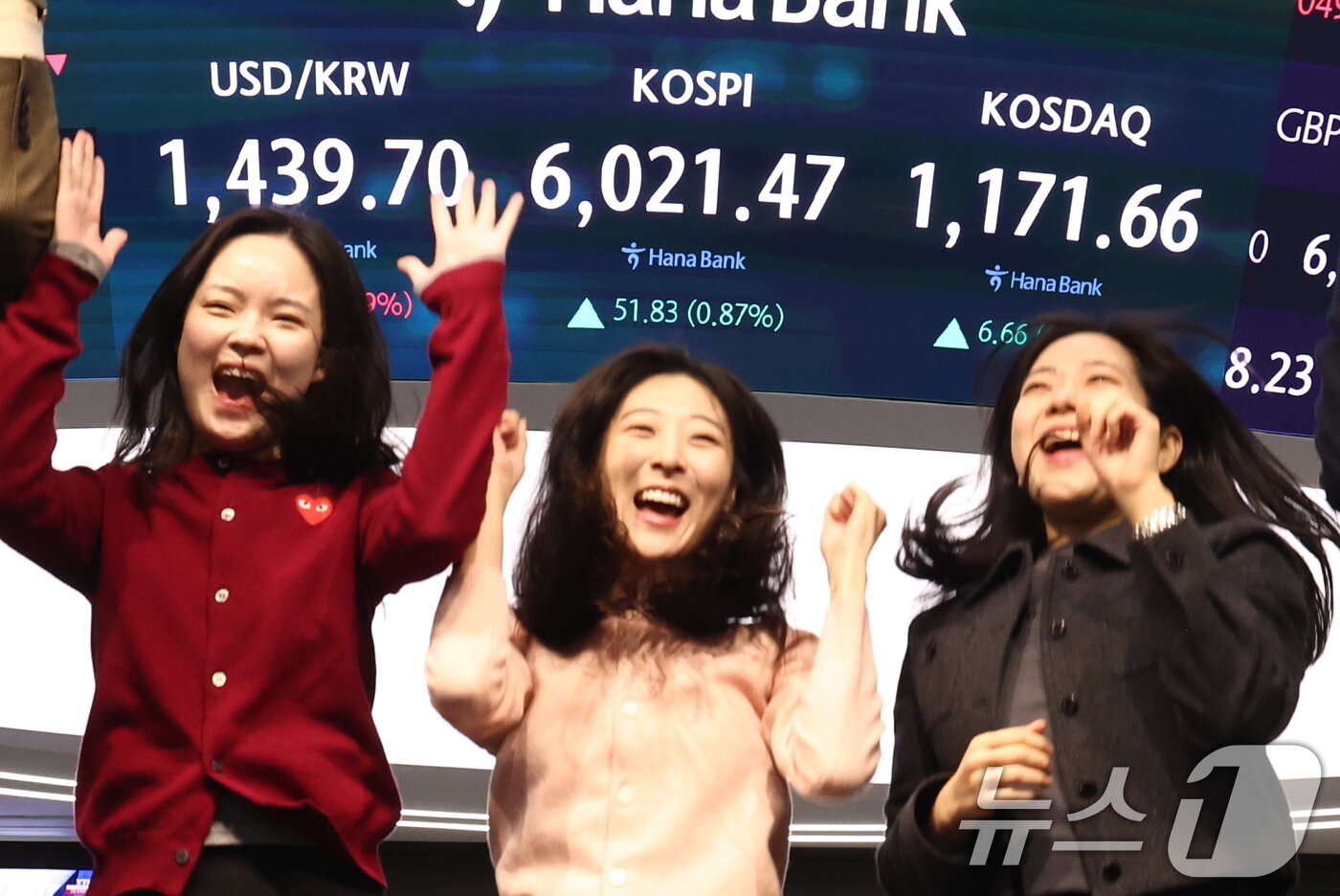 본문 이미지 - 코스피 지수가 장 시작과 함께 6000포인트를 돌파한 25일 오전 서울 중구 하나은행 본점 딜링룸 전광판에 증시 시황이 표시되어 있다. 직원들이 6000포인트 돌파를 축하하고 있다. 2026.2.25 ⓒ 뉴스1 최지환 기자