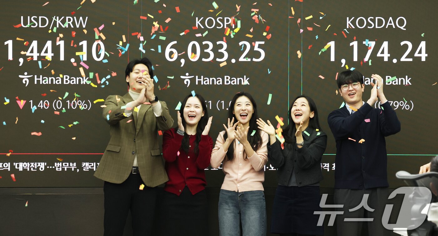 본문 이미지 - 코스피 지수가 장 시작과 함께 6000포인트를 돌파한 25일 오전 서울 중구 하나은행 본점 딜링룸 전광판에 증시 시황이 표시되어 있다. 직원들이 6000포인트 돌파를 축하하고 있다. 2026.2.25 ⓒ 뉴스1 최지환　기자