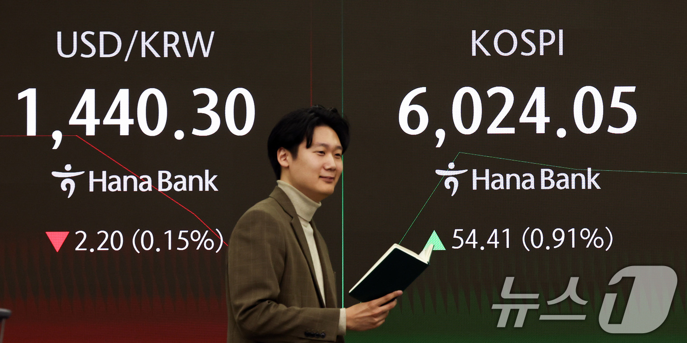 (서울=뉴스1) 최지환 기자 = 코스피 지수가 장 시작과 함께 6000포인트를 돌파한 25일 오전 서울 중구 하나은행 본점 딜링룸 전광판에 증시 시황이 표시되어 있다. 2026.2 …