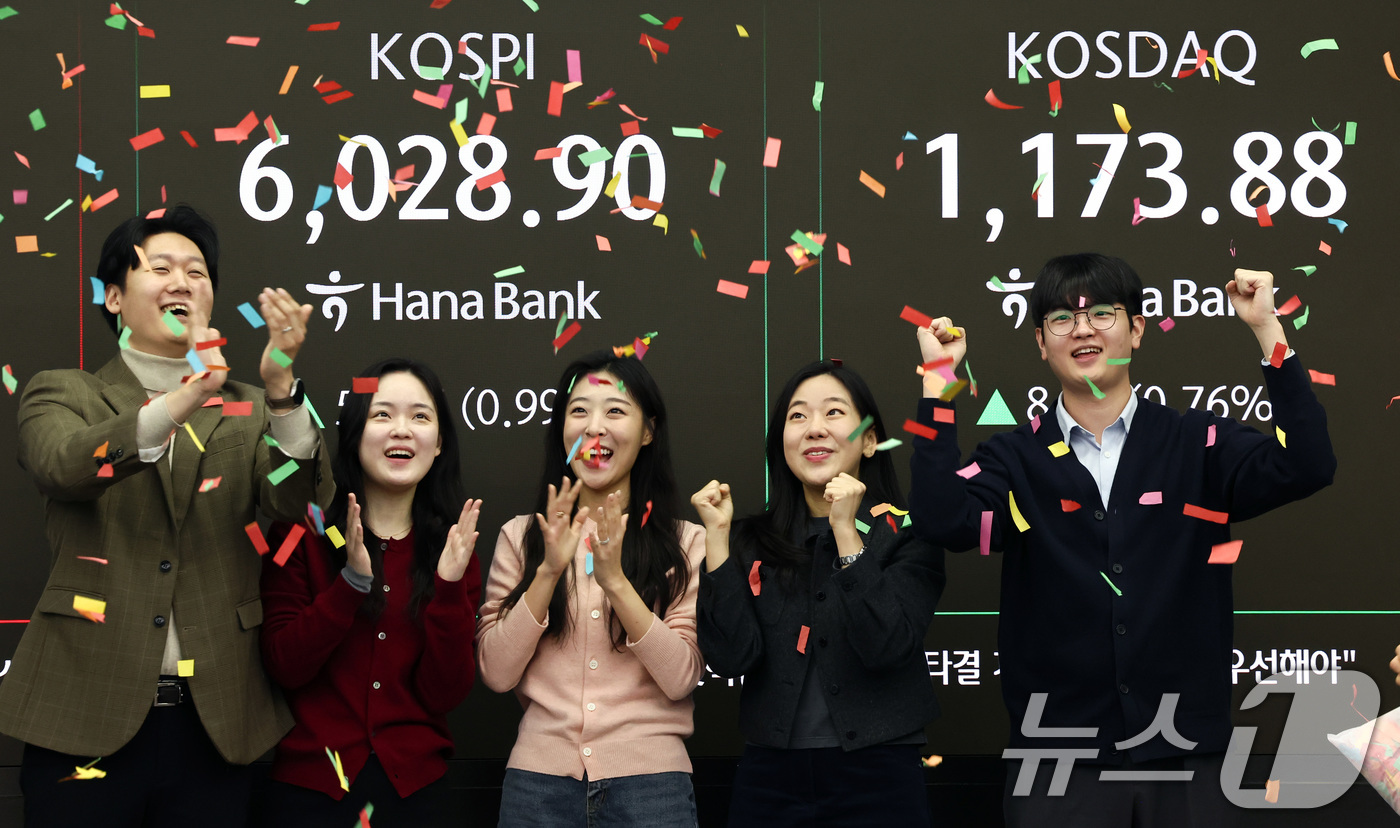 (서울=뉴스1) 최지환 기자 = 코스피 지수가 장 시작과 함께 6000포인트를 돌파한 25일 오전 서울 중구 하나은행 본점 딜링룸 전광판에 증시 시황이 표시되어 있다. 2026.2 …