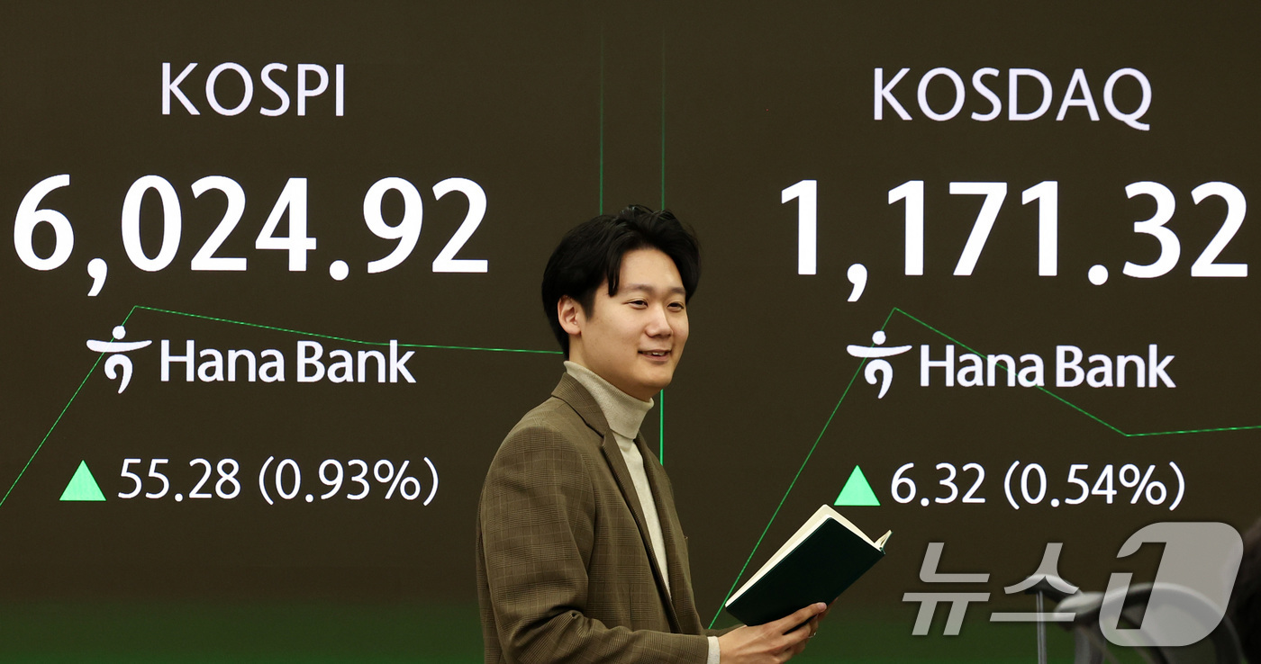 (서울=뉴스1) 최지환 기자 = 코스피 지수가 장 시작과 함께 6000포인트를 돌파한 25일 오전 서울 중구 하나은행 본점 딜링룸 전광판에 증시 시황이 표시되어 있다. 2026.2 …
