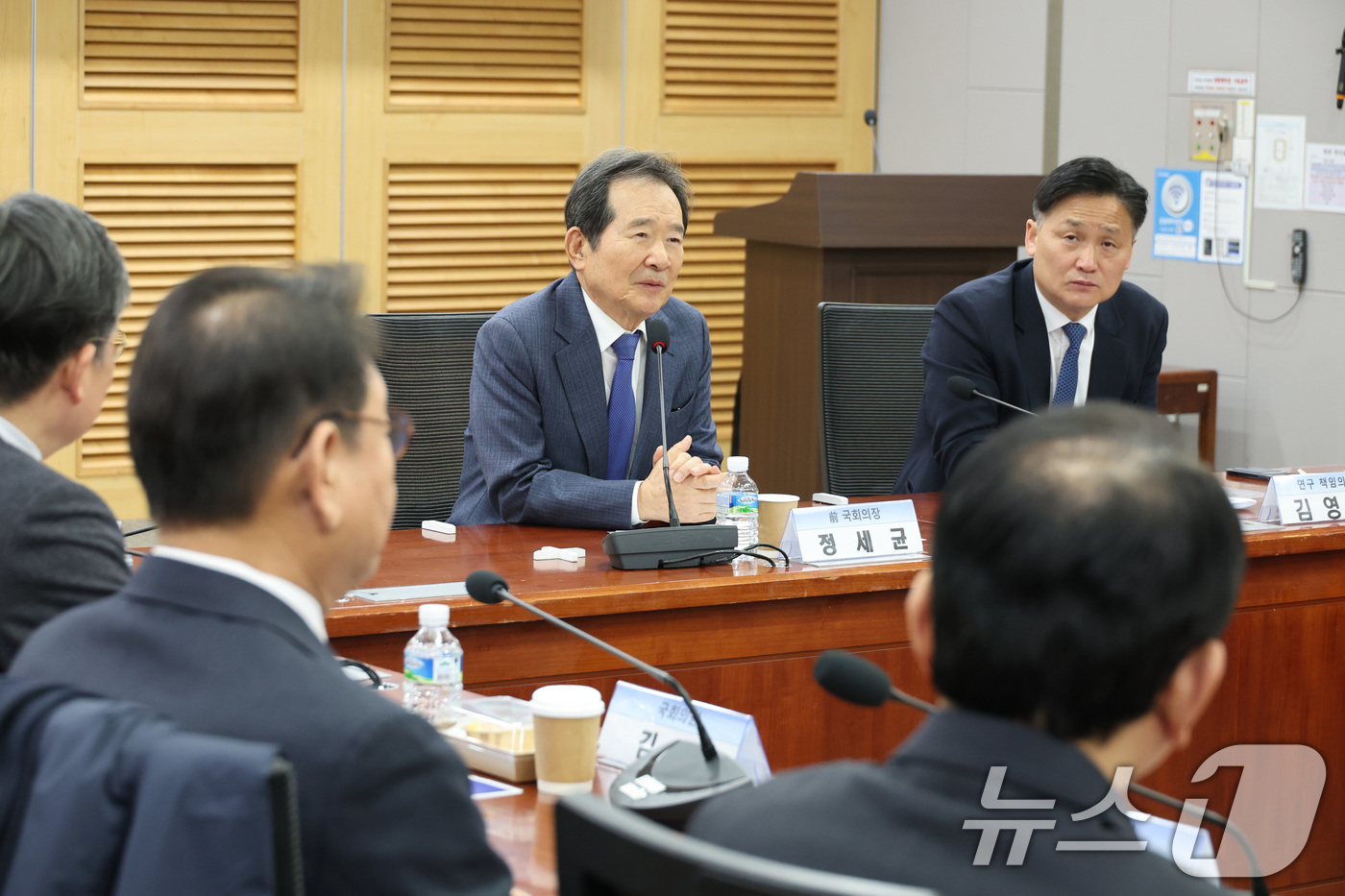 (서울=뉴스1) 신웅수 기자 = 정세균 전 국회의장이 25일 서울 여의도 국회 의원회관에서 열린 미래를 여는 의회민주주의 포럼 제10차 세미나에서 인사말을 하고 있다. 2026.2 …