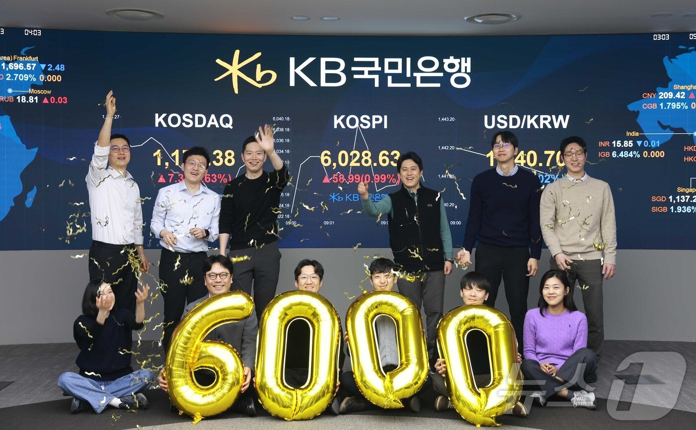 본문 이미지 - 코스피가 장 시작과 함께 6000선을 돌파한 25일 오전 서울 영등포구 KB국민은행 딜링룸에서 직원들이 축하 세리머니를 하고 있다. (KB국민은행 제공. 재판매 및 DB 금지) 2026.2.25 ⓒ 뉴스1