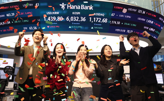 '꿈의 오천피' 이어 육천피 돌파에…4대 은행 딜링룸 '뜨거운 축포'