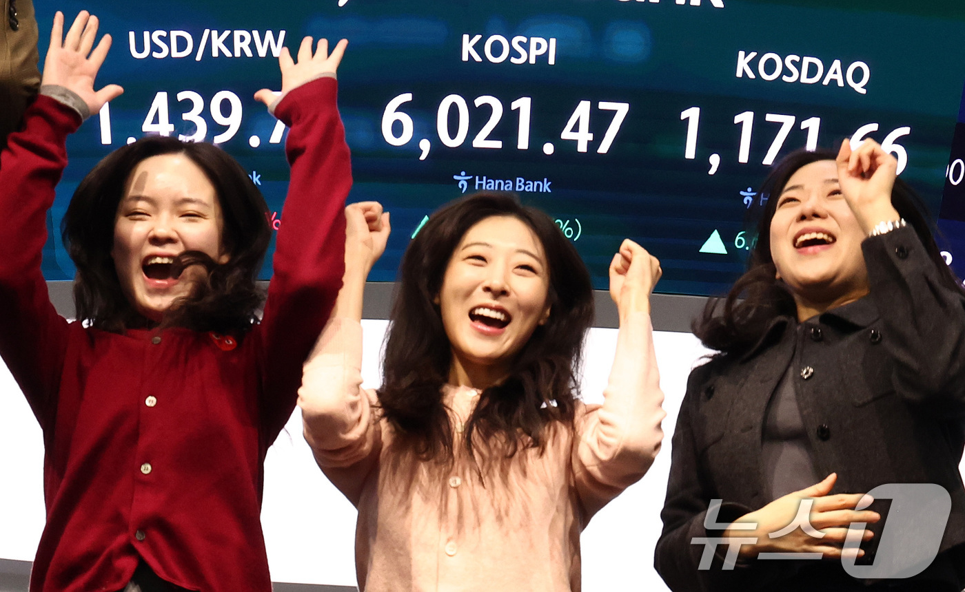 (서울=뉴스1) 최지환 기자 = 코스피 지수가 장 시작과 함께 6000포인트를 돌파한 25일 오전 서울 중구 하나은행 본점 딜링룸 직원들이 축하하고 있다. 2026.2.25/뉴스1 …