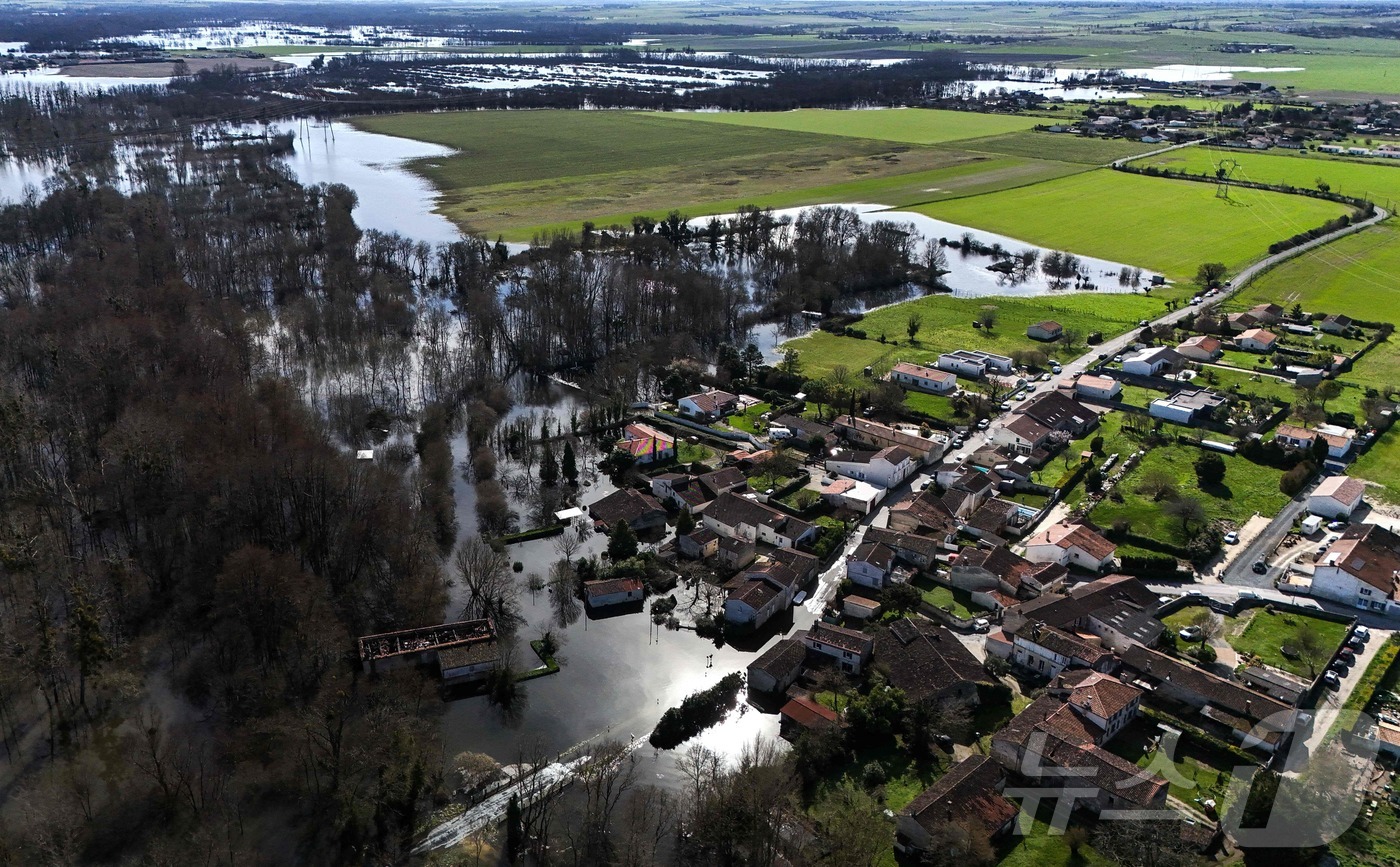 (쿠르피냐크 AFP=뉴스1) 윤다정 기자 = 24일(현지시간) 프랑스 남서부의 쿠르피냐크 마을이 홍수 피해를 입은 모습. AFP에 따르면 프랑스에서는 오랫동안 비 오는 날씨가 이어 …