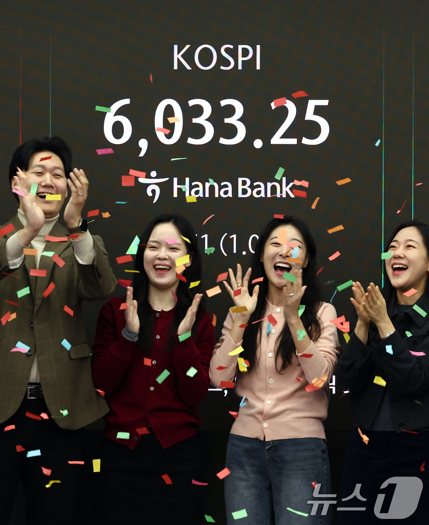 (서울=뉴스1) 최지환 기자 = 코스피 지수가 장 시작과 함께 6000포인트를 돌파한 25일 오전 서울 중구 하나은행 본점 딜링룸 직원들이 기뻐하고 있다. 2026.2.25/뉴스1 …